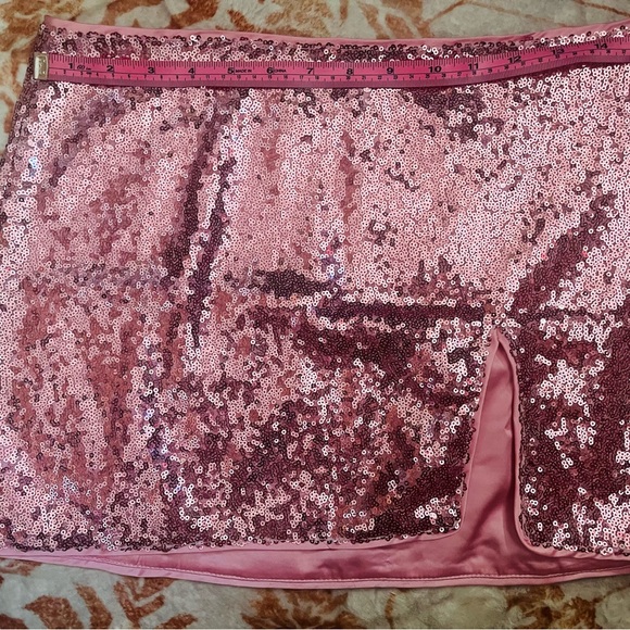 Pink crop top and sequin skirt - Picture 3 of 3